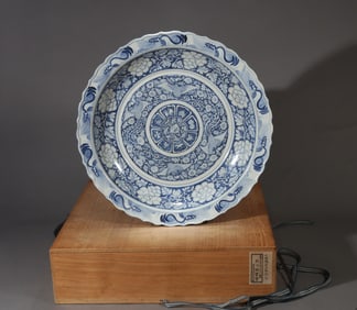 A BLUE AND WHITE 'PHOENIX' DISH
