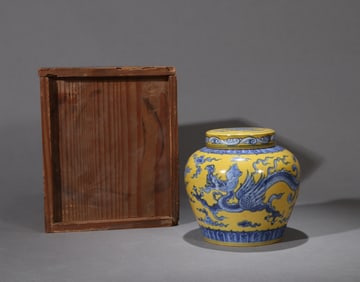 A YELLOW-GROUND BLUE AND WHITE 'DRAGON' JAR