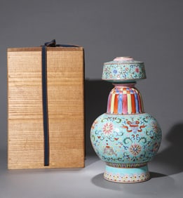 A TURQUOISE-GREEN GROUND FAMILLE ROSE VASE