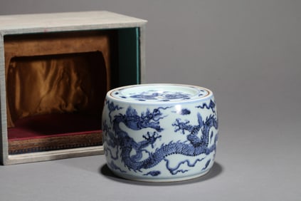 A BLUE AND WHITE 'DRAGON' CRICKET JAR