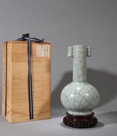 A GUAN-TYPE PIERCED-HANDLE VASE