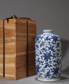 A BLUE AND WHITE 'INTERLOCKING FLOWERS' VASE