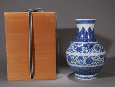 A BLUE AND WHITE 'INTERLOCKING FLOWERS' VASE