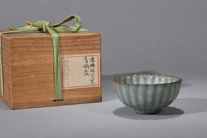A GUAN-TYPE MELON-RIBBED CUP