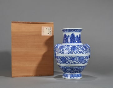 A BLUE AND WHITE 'INTERLOCKING FLOWERS' VASE
