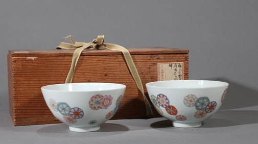 A PAIR OF FAMILLE ROSE 'ROUNDEL FLOWERS' BOWLS