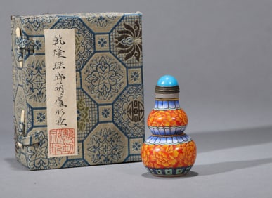 AN ENAMEL 'FLORAL' GOURD-SHAPED SNUFF BOTTLE