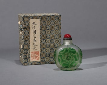 A TRANSPARENT GREEN-OVERLAY 'FLORAL' SNUFF BOTTLE