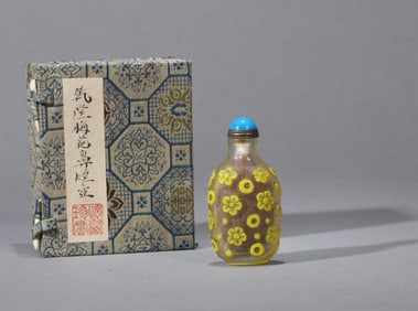 A TRANSPARENT YELLOW-OVERLAY 'FALLING FLOWERS' SNUFF BOTTLE