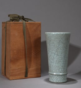 A GUAN-TYPE FLOWER HOLDER