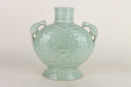 A CELADON INCISED DOUBLE-HANDLED MOONFLASK