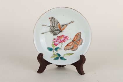 A GOLD-GROUND FAMILLE ROSE 'BUTTERFLIES AND FLOWERS' SMALL DISH