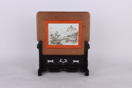 A FAMILLE ROSE WITH GILT-DECORATED MEDALLION AND GRISAILLE 'LANDSCAPE' SCREEN