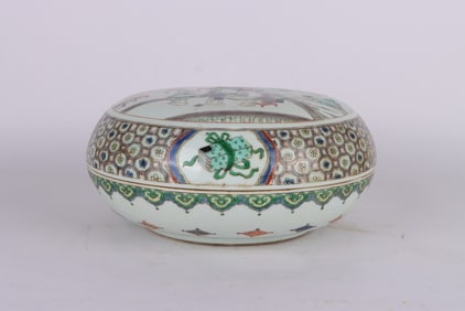 A WUCAI 'FIGURE' COVERED BOX