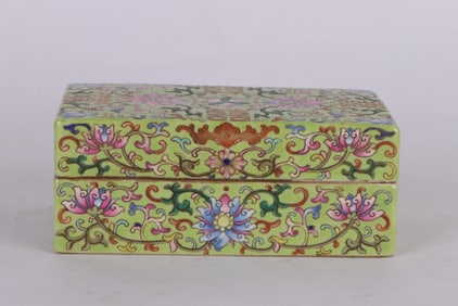 A FAMILLE ROSE GREEN-GROUND 'SHOU' COVERED BOX