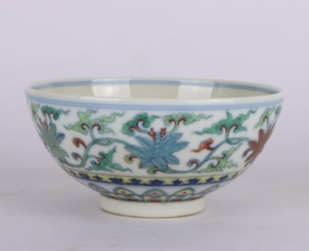 A DOUCAI 'INTERLOCKING FLOWERS' BOWL