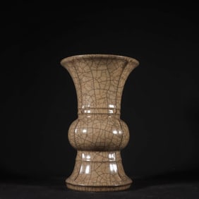 A GE TYPE YELLOW-GLAZED VASE