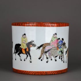 A WOOD-EFFECT GLAZE INTERIOR WITH FAMILLE ROSE EXTERIOR 'FIGURE' BRUSH POT