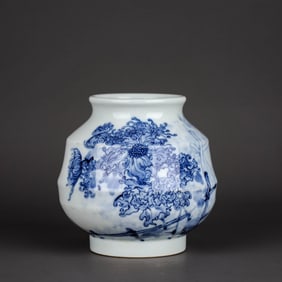 A BLUE AND WHITE 'CHRYSANTHEMUM' JAR