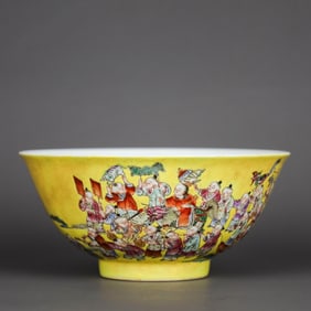 A YELLOW-GROUND FAMILLE ROSE 'HUNDRED CHILDREN' BOWL