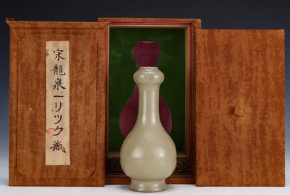 A CHAI-TYPE LONGQUAN GARLIC-HEAD SHAPED VASE