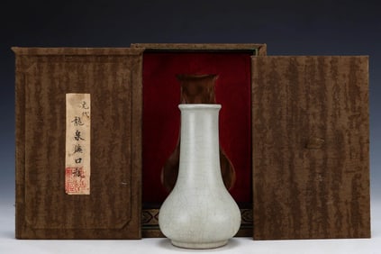 A GUAN-TYPE  VASE