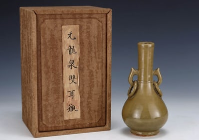 A CHAI-TYPE LONGQUAN TWO-HANDLED VASE