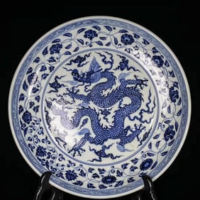 A BLUE AND WHITE 'INTERLOCKING FLOWERS AND DRAGON' DISH