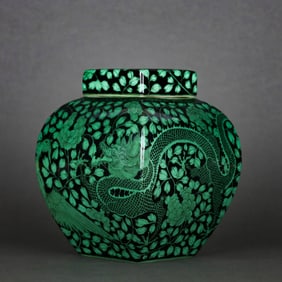 A BLACK-GROUND GREEN 'DRAGON, PHOENIX AND PEONY' COVERED JAR
