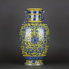 A YELLOW-GLAZED BLUE AND WHITE 'INTERLOCKING LOTUS AND DRAGON' TWO-HANDLED VASE