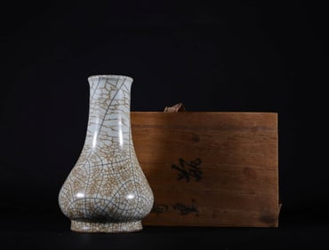 AN ANTIQUE GE-TYPE  VASE