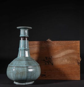 AN ANTIQUE GUAN-TYPE BLUE VASE
