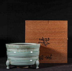 AN ANTIQUE LONGQUAN TRIPOD CENSER