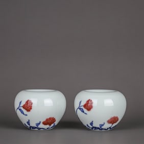 A BLUE AND WHITE WITH COPPER-RED 'FLORAL' APPLE-SHAPED WATER POT