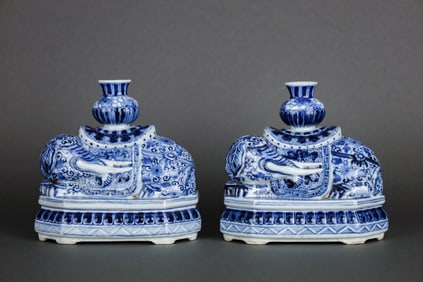 A BLUE AND WHITE 'INTERLOCKING FLOWERS' ELEPHANT-SHAPED CANDLESTICK