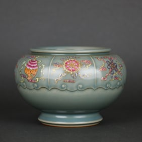 A FAMILLE ROSE 'BABAO' BRUSH WASHER