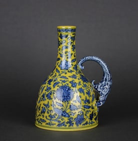 A YELLOW-GLAZED BLUE AND WHITE 'INTERLOCKING LOTUS AND DRAGON' EWER