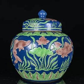 A SANCAI 'FISH AND ALGAE' COVERED JAR