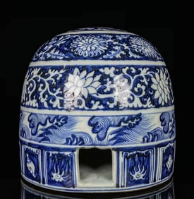 A BLUE AND WHITE 'INTERLOCKING FLOWERS' YURT