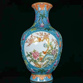 A FAMILLE ROSE WITH GILT-DECORATED 'FLOWERS AND BIRDS' VASE