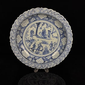 A BLUE AND WHITE 'INTERLOCKING FIGURES' DISH
