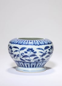 A BLUE AND WHITE 'INTERLOCKING FLOWERS' WATER DROPPER