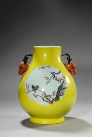 A YELLOW-GLAZED FAMILLE-ROSE 'RESERVED PANEL MAGPIES ON PLUM' JAR