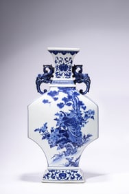 A BLUE AND WHITE 'FLORAL ' JAR