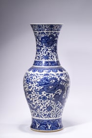 A BLUE AND WHITE 'INTERLOCKING FLOWERS AND DRAGON IN WAVES' VASE
