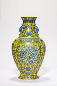 A YELLOW-GROUND BLUE AND WHITE 'DRAGON' VASE