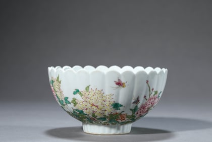 A FAMILLE-ROSE 'FLORAL' CHRYSANTHEMUM-SHAPED BOWL