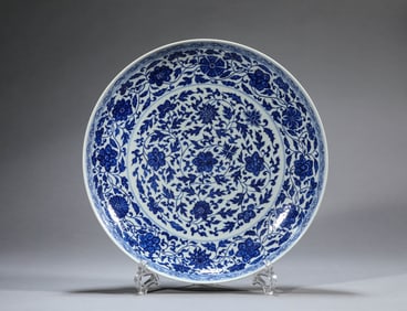 A BLUE AND WHITE 'INTERLOCKING LOTUS' DISH