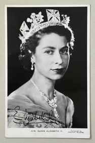 SIGNED PHOTOGRAPH OF QUEEN ELIZABETH II