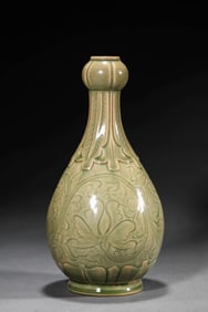 A LONGQUAN CELADON INCISED 'FLORAL' GARLIC-HEAD SHAPED VASE